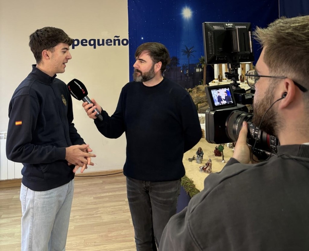 TV Hellín visita el Belén artesanal de la Cofradía de la Paz: un homenaje a la tradición y al amor por lo hecho a mano