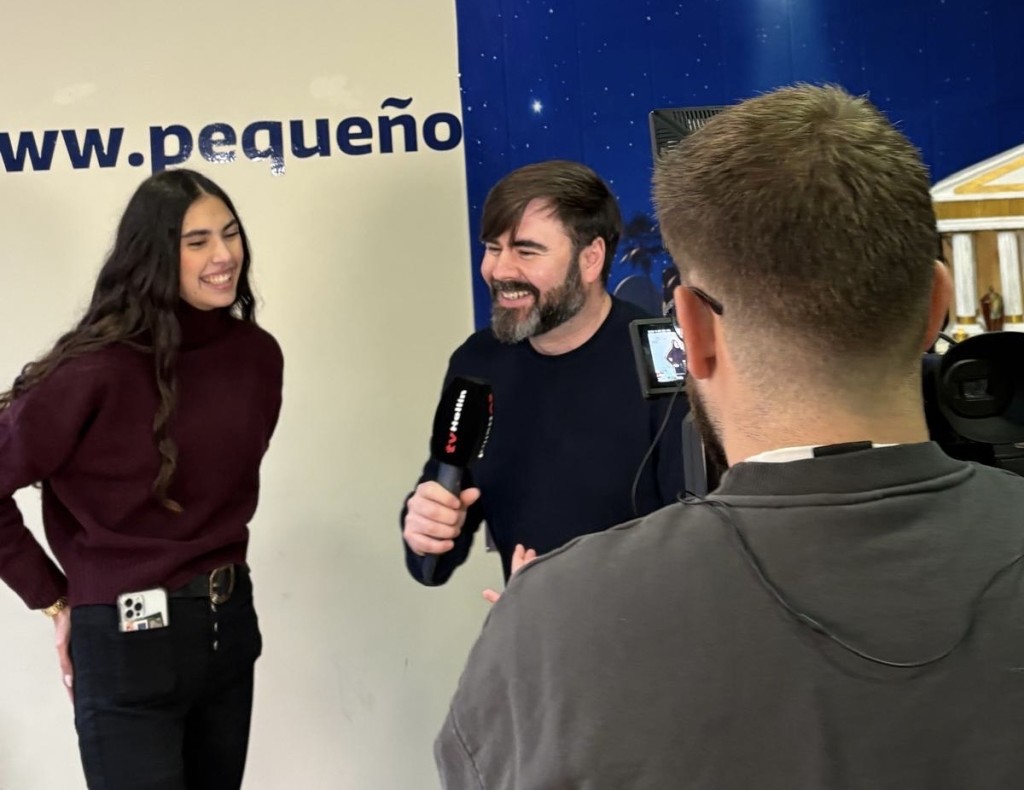 TV Hellín visita el Belén artesanal de la Cofradía de la Paz: un homenaje a la tradición y al amor por lo hecho a mano