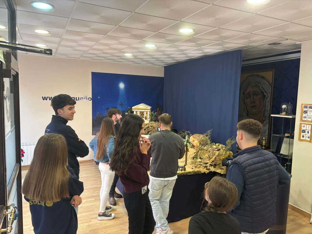 TV Hellín visita el Belén artesanal de la Cofradía de la Paz: un homenaje a la tradición y al amor por lo hecho a mano