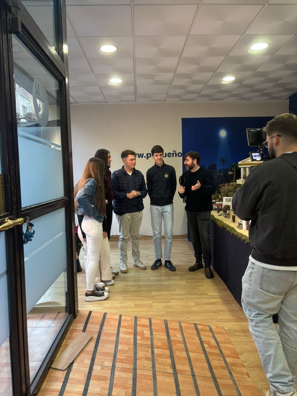 TV Hellín visita el Belén artesanal de la Cofradía de la Paz: un homenaje a la tradición y al amor por lo hecho a mano