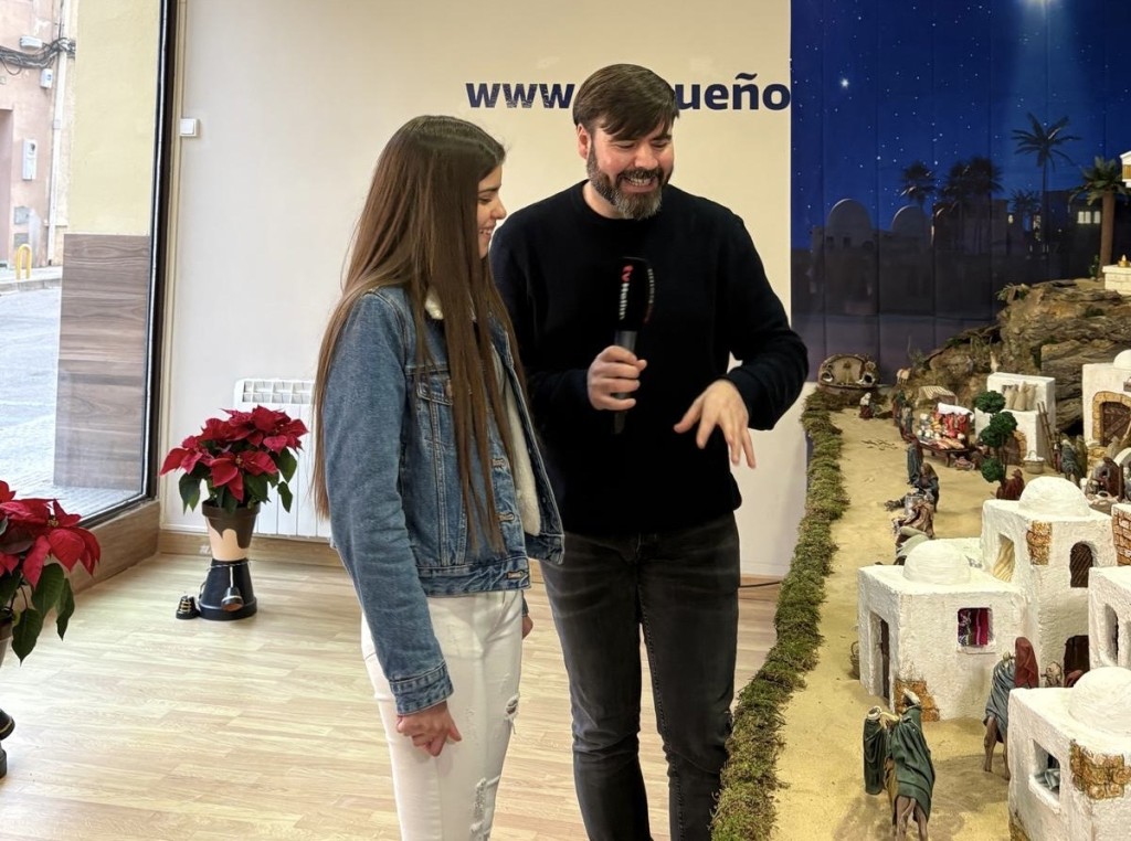 TV Hellín visita el Belén artesanal de la Cofradía de la Paz: un homenaje a la tradición y al amor por lo hecho a mano