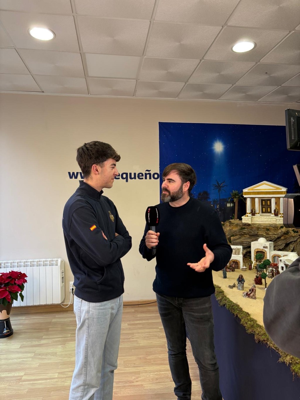 TV Hellín visita el Belén artesanal de la Cofradía de la Paz: un homenaje a la tradición y al amor por lo hecho a mano