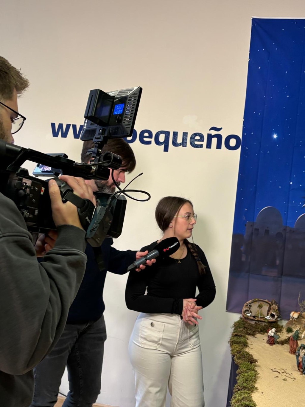 TV Hellín visita el Belén artesanal de la Cofradía de la Paz: un homenaje a la tradición y al amor por lo hecho a mano