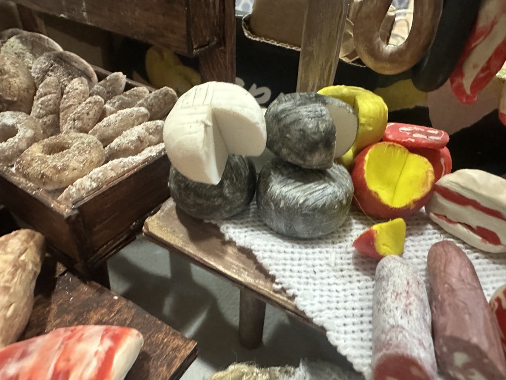 TV Hellín visita el Belén artesanal de la Cofradía de la Paz: un homenaje a la tradición y al amor por lo hecho a mano