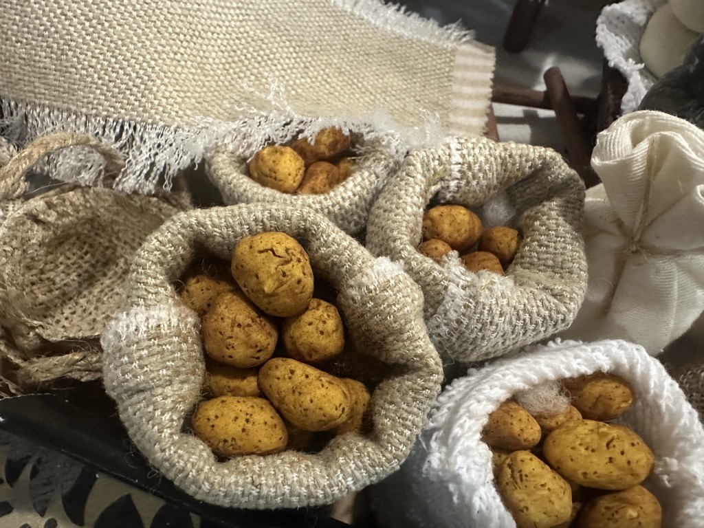 TV Hellín visita el Belén artesanal de la Cofradía de la Paz: un homenaje a la tradición y al amor por lo hecho a mano