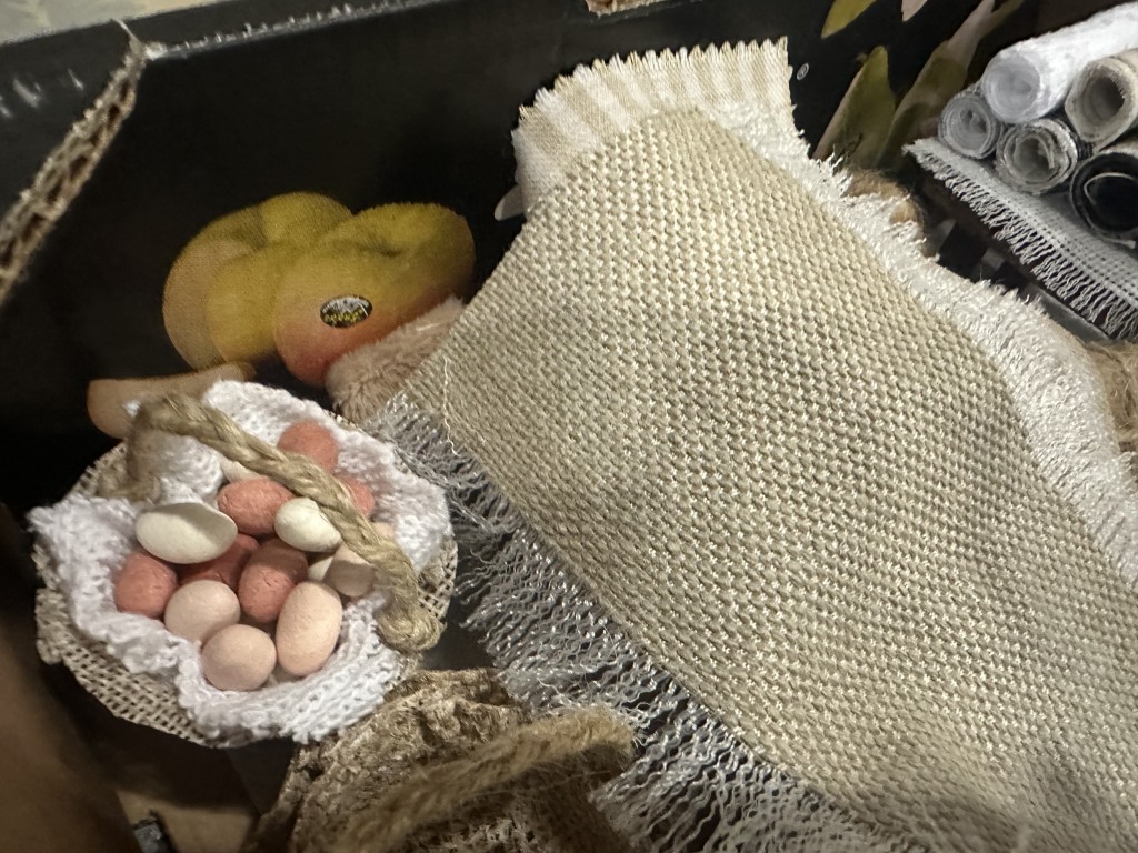 TV Hellín visita el Belén artesanal de la Cofradía de la Paz: un homenaje a la tradición y al amor por lo hecho a mano