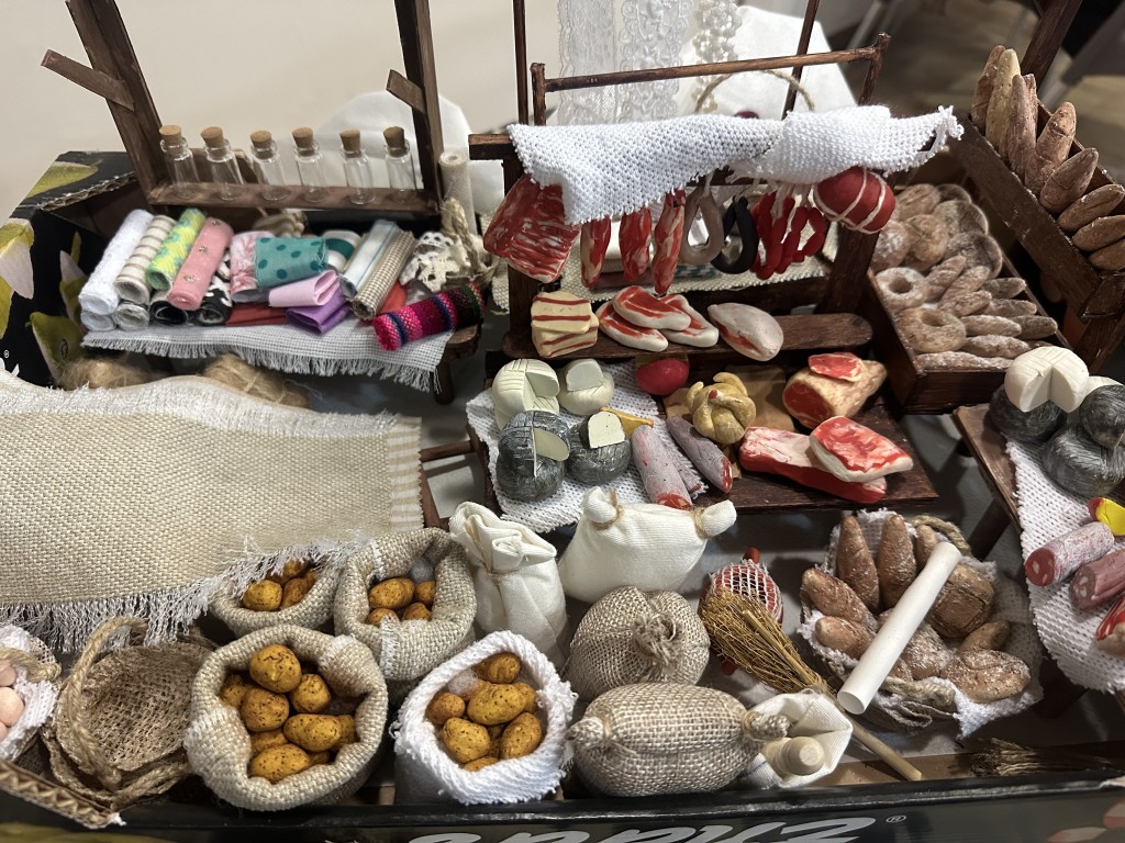 TV Hellín visita el Belén artesanal de la Cofradía de la Paz: un homenaje a la tradición y al amor por lo hecho a mano