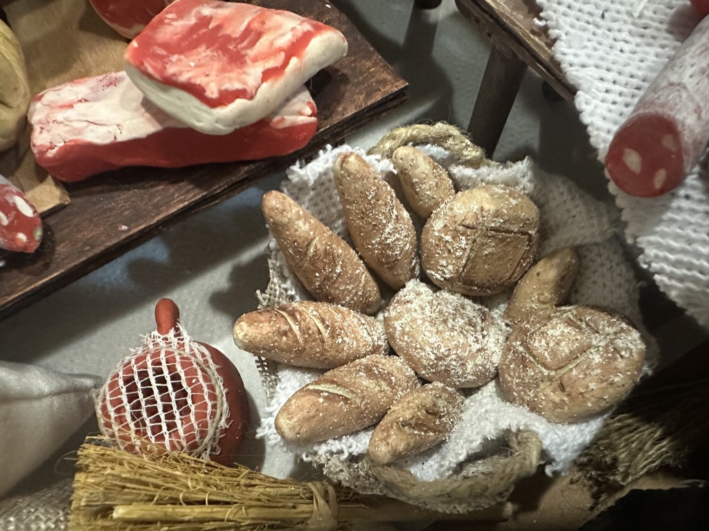 TV Hellín visita el Belén artesanal de la Cofradía de la Paz: un homenaje a la tradición y al amor por lo hecho a mano