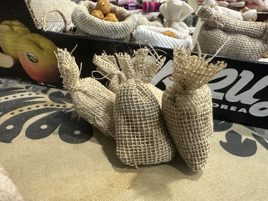 TV Hellín visita el Belén artesanal de la Cofradía de la Paz: un homenaje a la tradición y al amor por lo hecho a mano