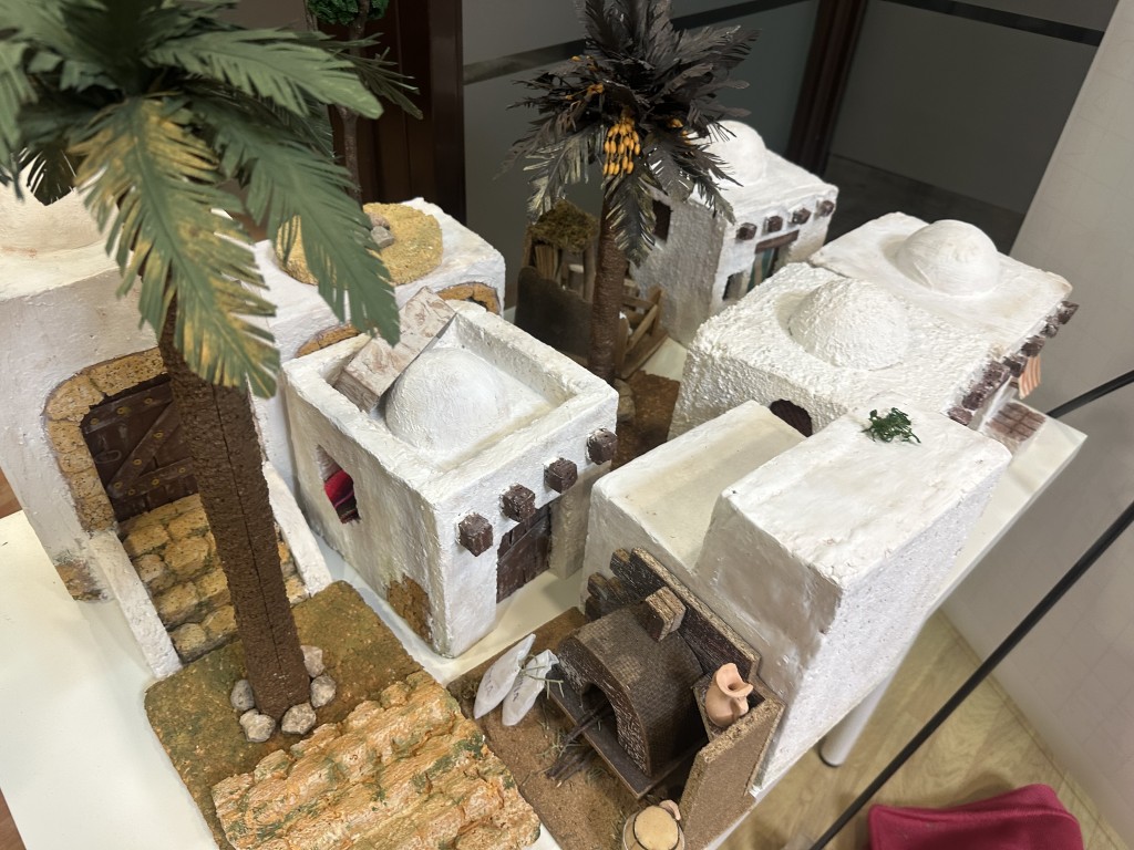 TV Hellín visita el Belén artesanal de la Cofradía de la Paz: un homenaje a la tradición y al amor por lo hecho a mano