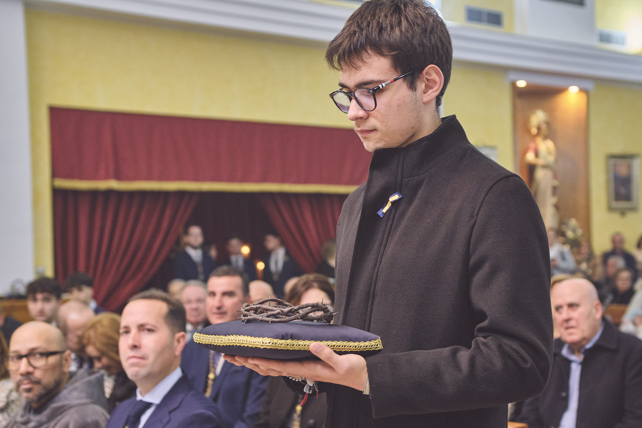 “Una Corona de Fe: La Cofradía honra la ofrenda de Alejandro Pérez Palacios