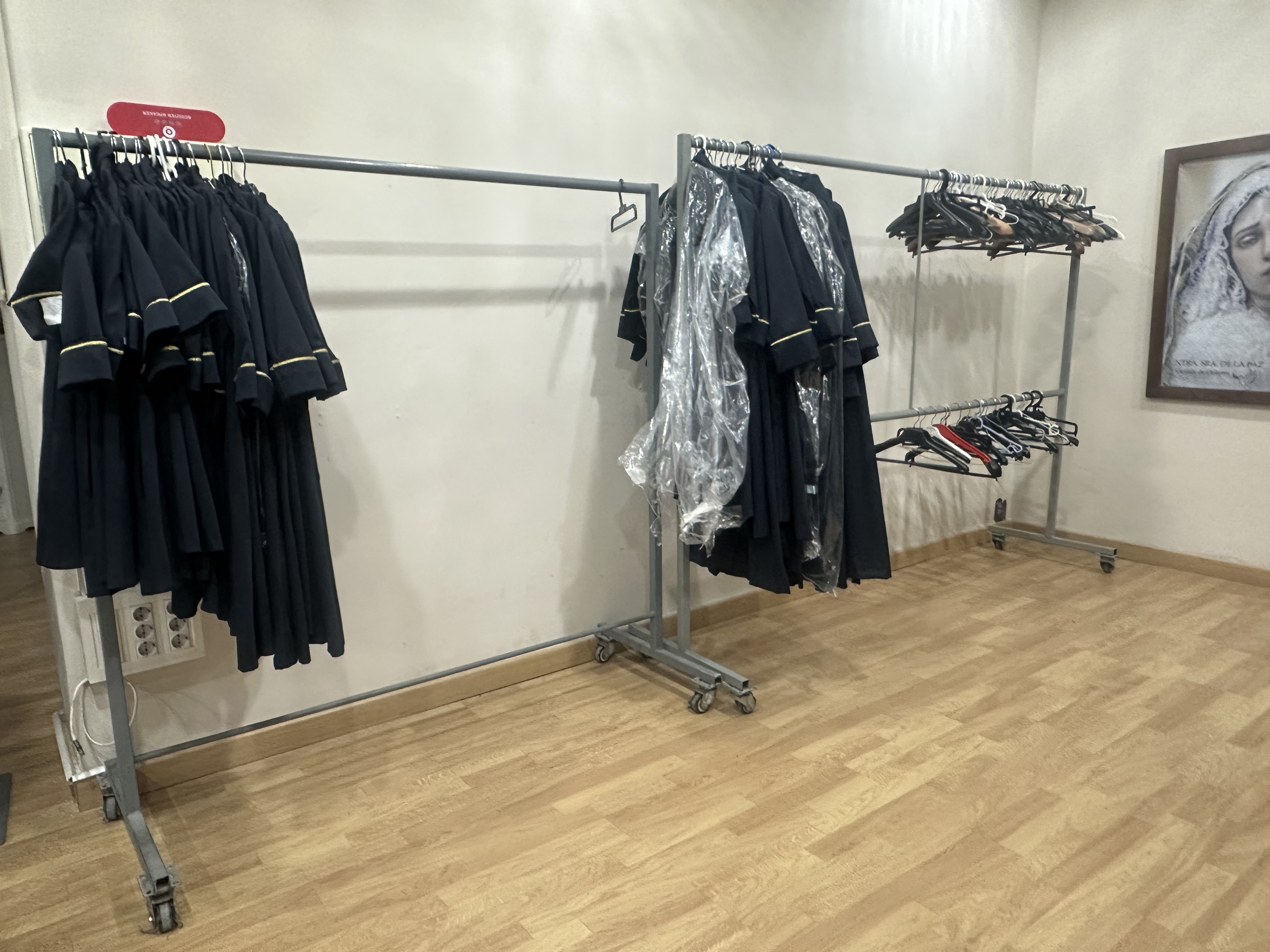 Las perchas vacías anuncian lo que está por llegar: nuestra cofradía se prepara para uno de sus días más grandes